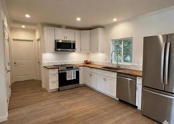 Sleek & Secure Modern Suite Near Ferry