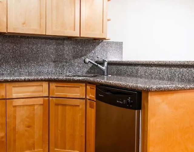 2 Blocks To The Beach- Pet Friendly With Parking!