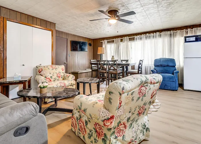 Farmington Hills Home W/ Yard, Pets Welcome!