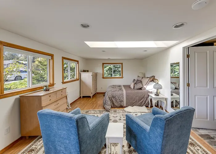 Walkable, Dog Friendly! Friday Harbor Stay W/ Deck