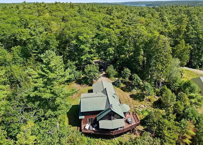 Stunning & Spacious Log Cabin In The Woods