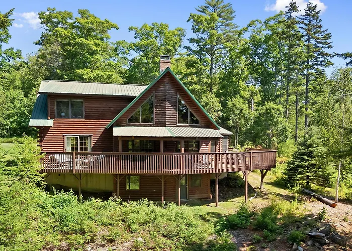 Stunning & Spacious Log Cabin In The Woods