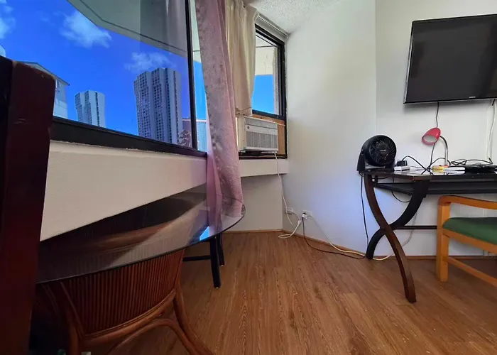 Waikiki Studio Steps To Beach-Mall Free Parking-Wifi