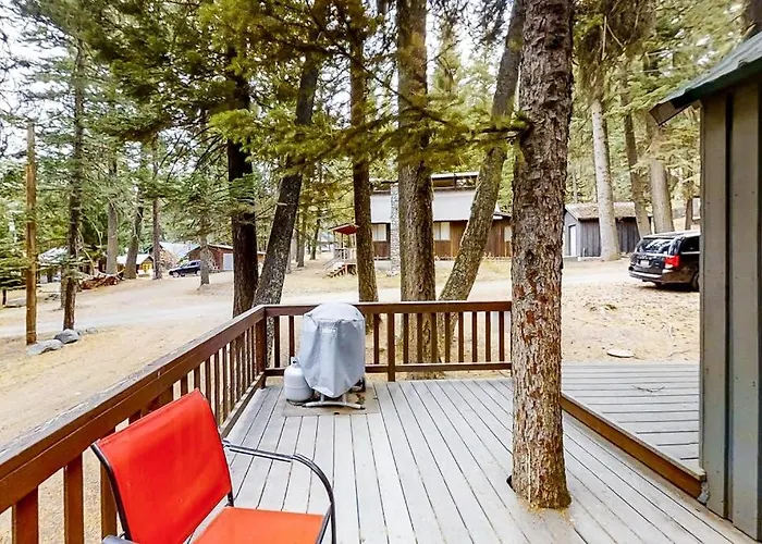 Dog-Friendly Mountain-View Cabin In Walkable Locale With Deck & Grill