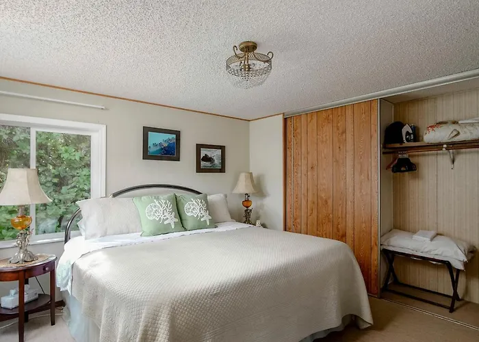 Secluded Beach Cottage With Private Hot Tub And Ocean Views In Seal Rock, Oregon