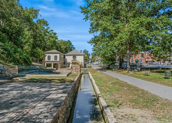River Time Cabin - Riverfront, Hot Tub, Screen Porch, Fishing, Games, View, 3 King Beds