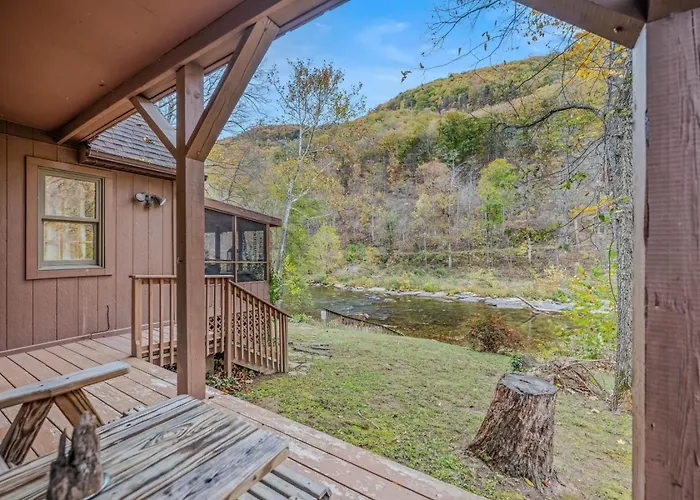 River Time Cabin - Riverfront, Hot Tub, Screen Porch, Fishing, Games, View, 3 King Beds