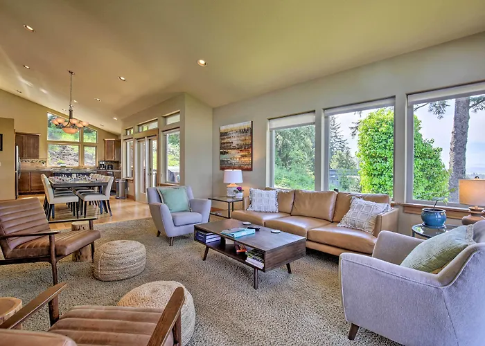 Luxe Coastal Haven W/ Bay Views & Hot Tub