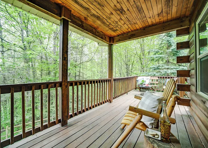 Peaceful Smoky Mountain Cabin W/ Deck & Fire Pit!