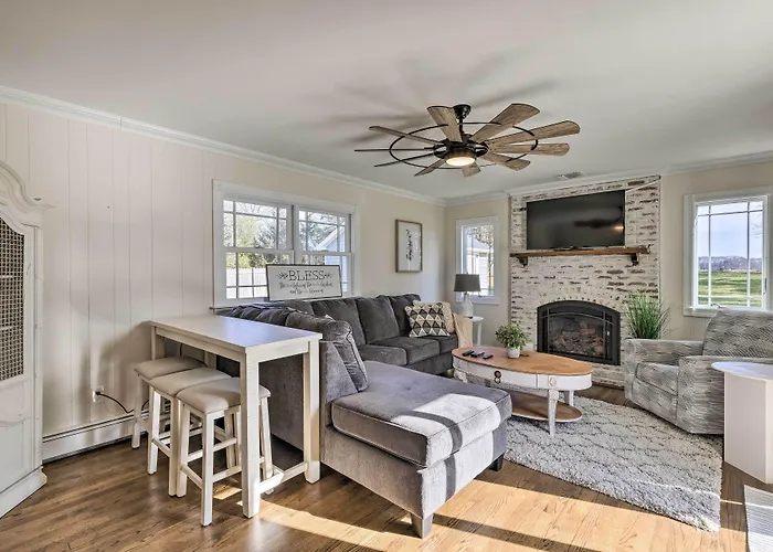 Mattituck Home W/ Fireplaces - Near Wineries