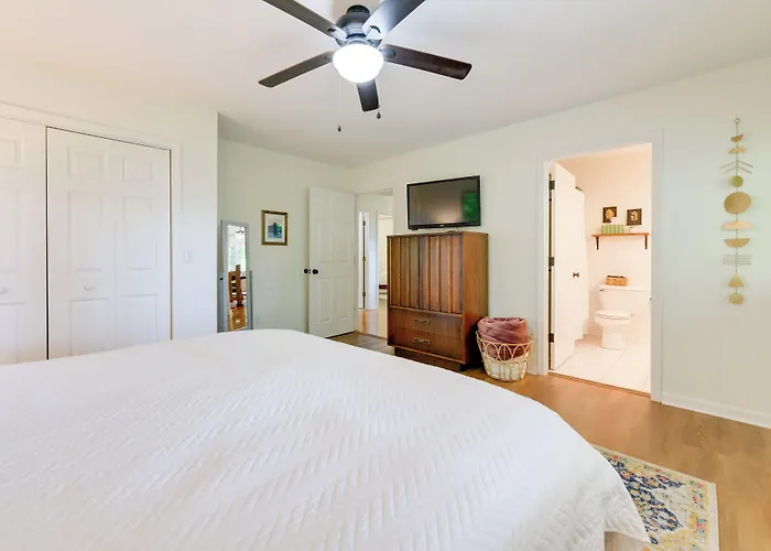 Updated Home W/ Private Hot Tub & Mtn Views!