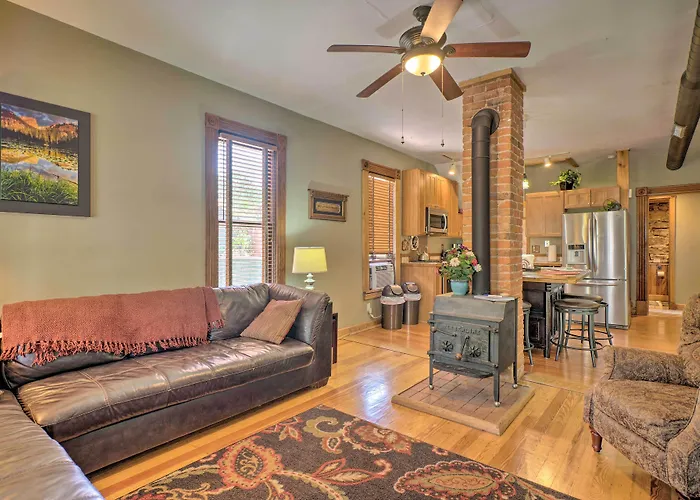 Historic Manitou Springs Victorian: Walk Downtown!