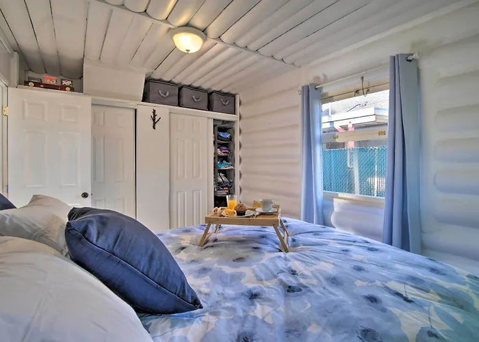 Unique Dog-Friendly Log Cabin: Short Walk To Ocean