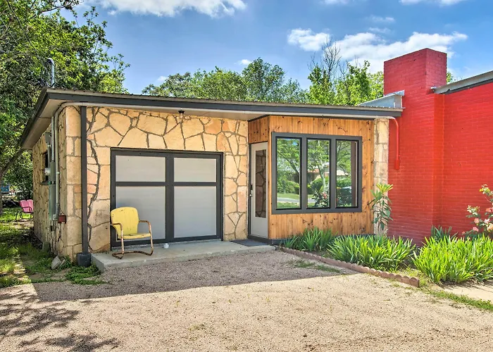 Retro Updated Blanco Abode - Steps To Main Street!