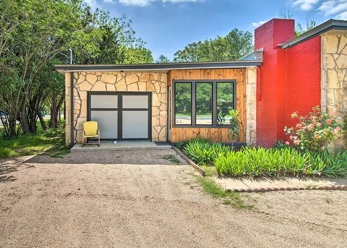 Retro Updated Blanco Abode - Steps To Main Street!