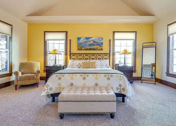 Spacious Manitou Home W/ Views In Central Location