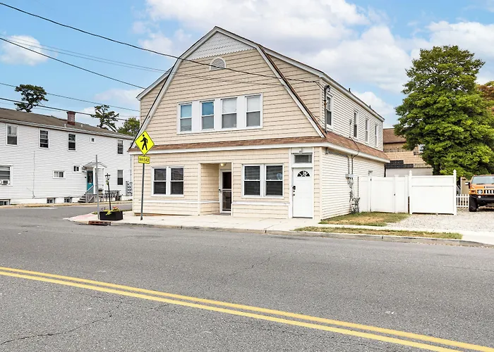 2 Blocks To Beach: Apt W/ Grill In Ocean Gate!
