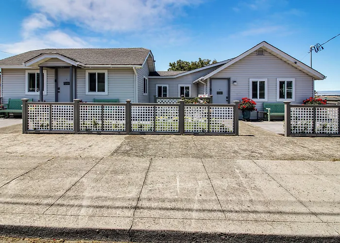 North Bend Home W/ Cornhole Court & Putting Green
