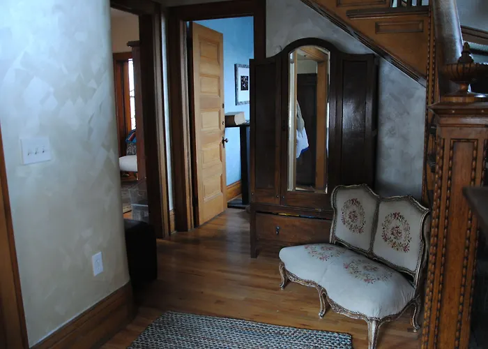 Bed and Breakfast Off Broadway B & B