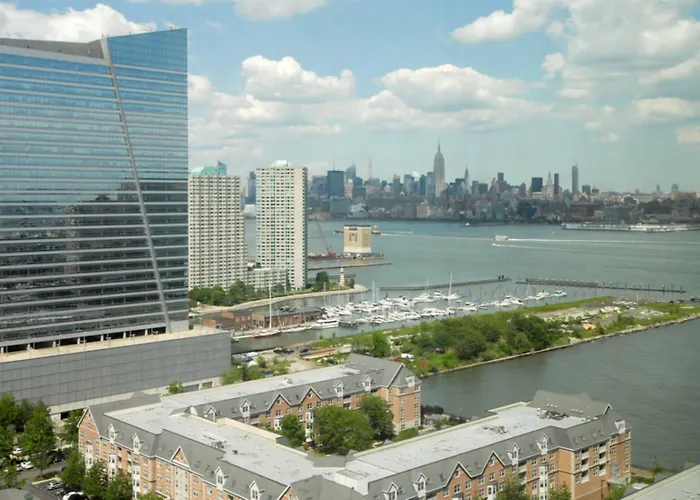 Global Luxury Suites At Newport