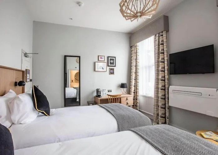 Hotels Close to Airport Victoria Inn