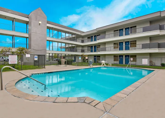 Studio 6-, Tx - Airport