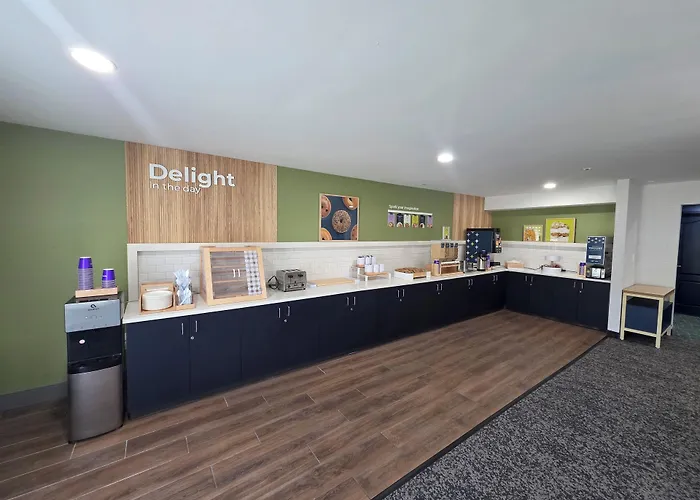 Clarion Inn & Suites At The Outlets Of Lake George