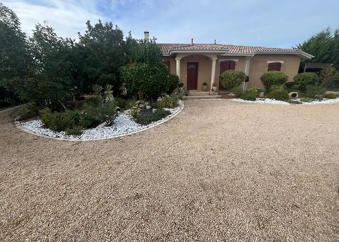 Charmant T2, Cl 3 étoiles, 4 Lits, 4 personnes et 1enfant, parking et terrasse