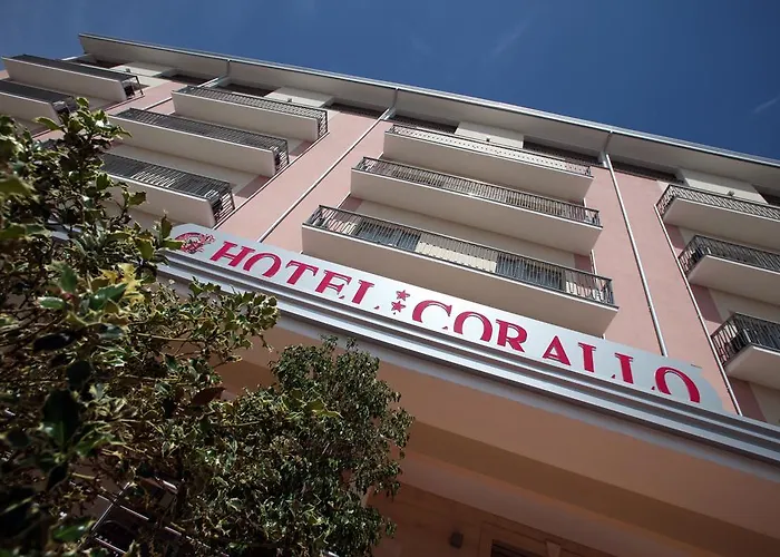 Hotel con piscina: Hotel Corallo