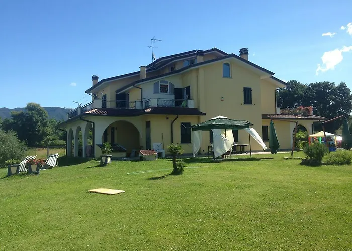 Hotel con piscina: Villa Naclerio