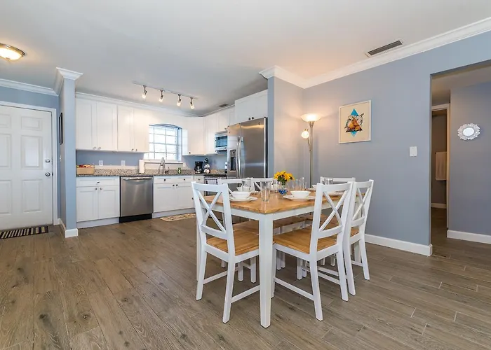 Island Suite - Walk To Downtown!