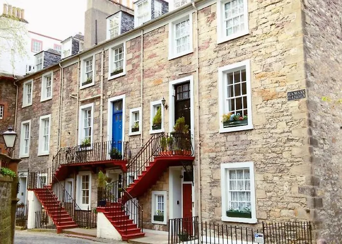 Apartment: Ramsay Gardens - Grand 4-Bedroom Apartment Next To Castle