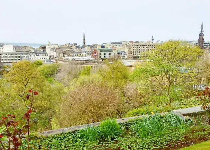 Apartment: Ramsay Gardens - Grand 4-Bedroom Apartment Next To Castle