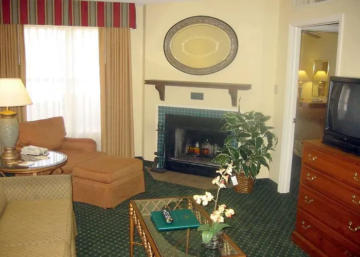 Hotel with pool: Homewood Suites By Hilton Savannah