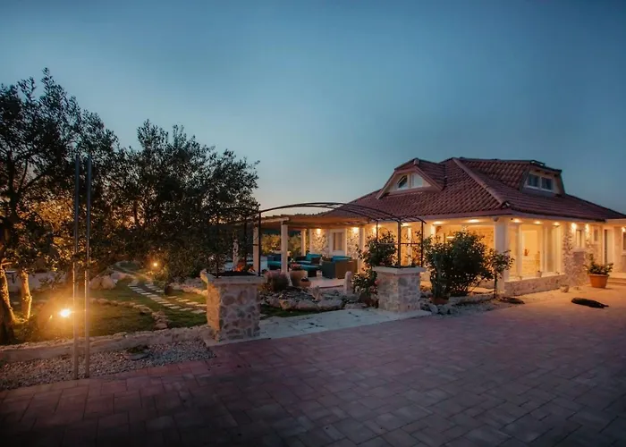 Villa Red Hacienda With Pool