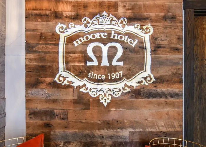 Cheap hotel: Moore Hotel