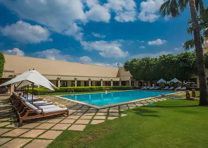 Hotel with pool: Trident Agra