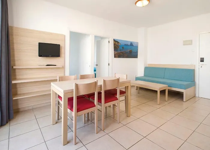 Hotel cerca del colegio: Apartamentos Tramuntana