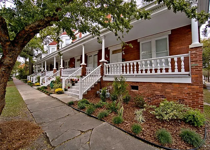 2 Bedroom Renovated Townhouse In Downtown Savannah