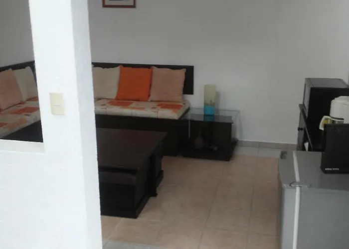 Casa Privada: Cozy 8-Person Retreat with Private Room Options