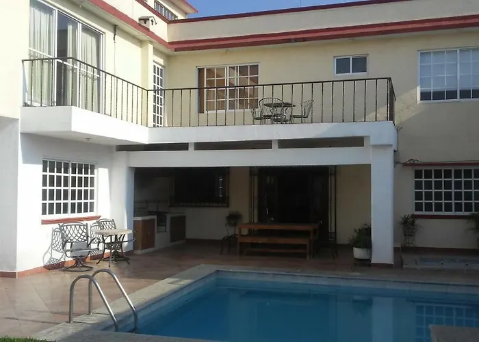 Casa Privada: Cozy 8-Person Retreat with Private Room Options