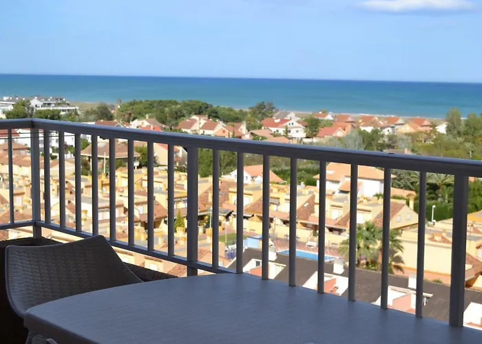Apartamento Con Preciosas Vistas Al Mar,WIFI y piscina de temporada