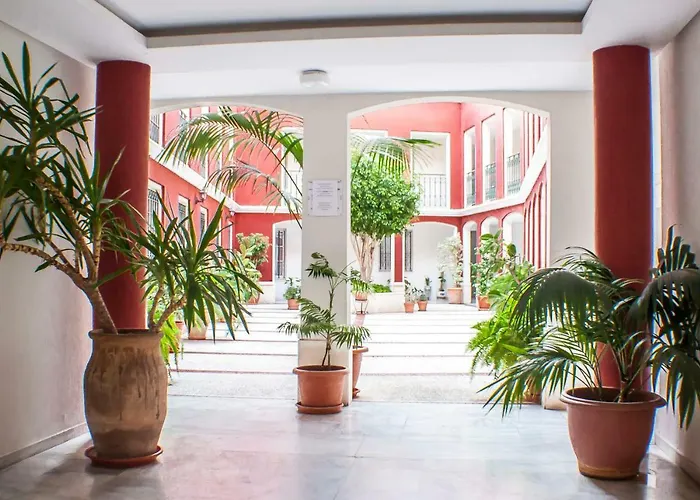 Hotel cerca del colegio: Conde Ibarra Central by Valcambre