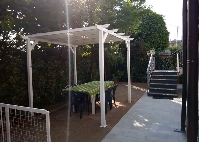 Villa Elegante Con Terrazzo E Giardino