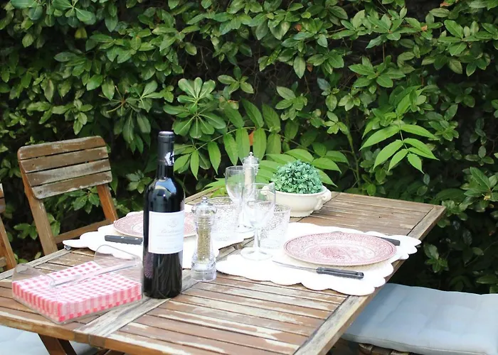 Coquet T2 ,terrasse,parking ,4 kms d Avignon