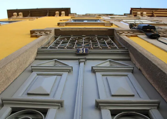 Albergue: By Doors Hostel