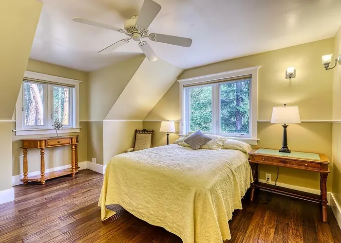 6 Bed 4 Bath Vacation Home In Eastsound