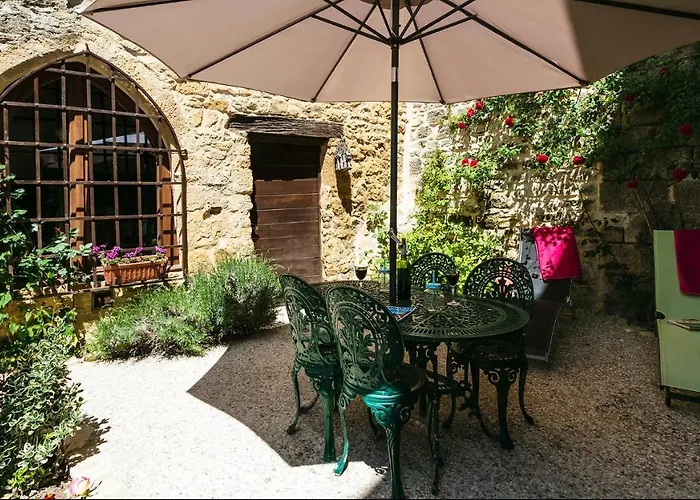Au cœur du village, originale maison de charme du XIVeme siècle