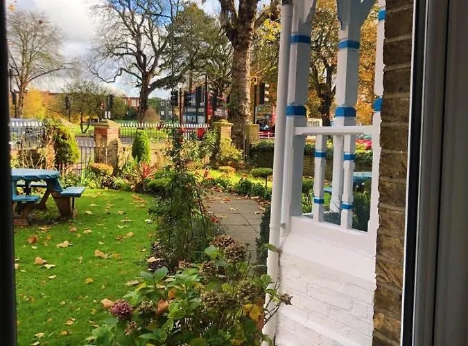 Guest house: Caspian Hotel