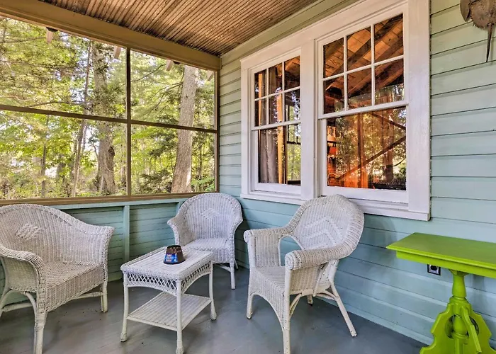 Southold Cottage W/ Patio & Grill - Walk To Beach!